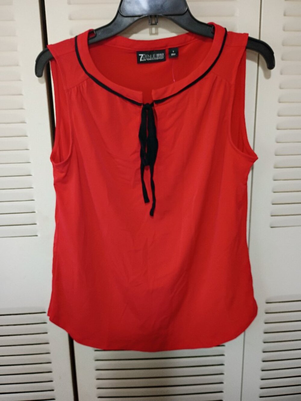 7th AVENUE DESIGN STUDIO NEW YORK & COMPANY S Red Black Tie Sleeveless Blouse S